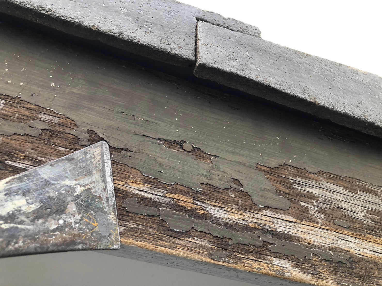 スクレーパーを使ったケレン作業